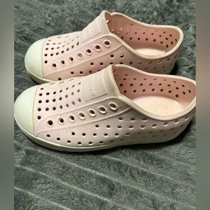 Native Jefferson’s pink size 10